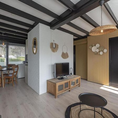 Attractive Bungalow With Modern Furnishings Sint Maartensvlotbrug Екстериор снимка