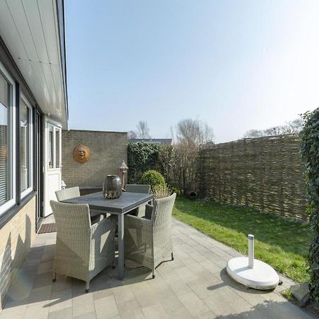 Attractive Bungalow With Modern Furnishings Sint Maartensvlotbrug Екстериор снимка