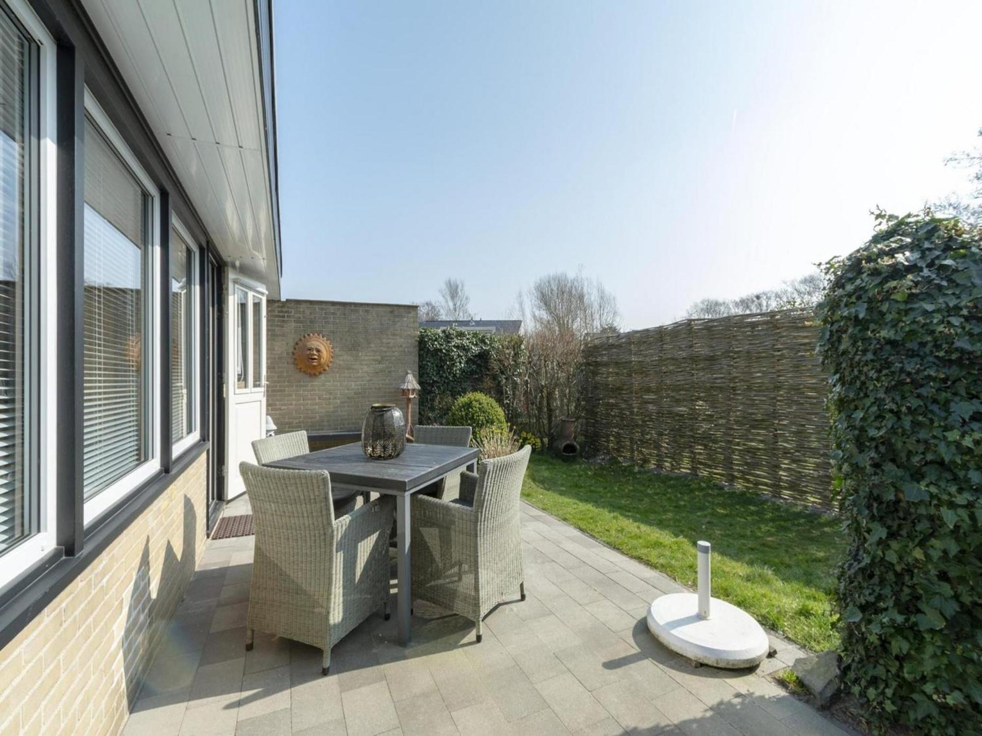 Attractive Bungalow With Modern Furnishings Sint Maartensvlotbrug Екстериор снимка