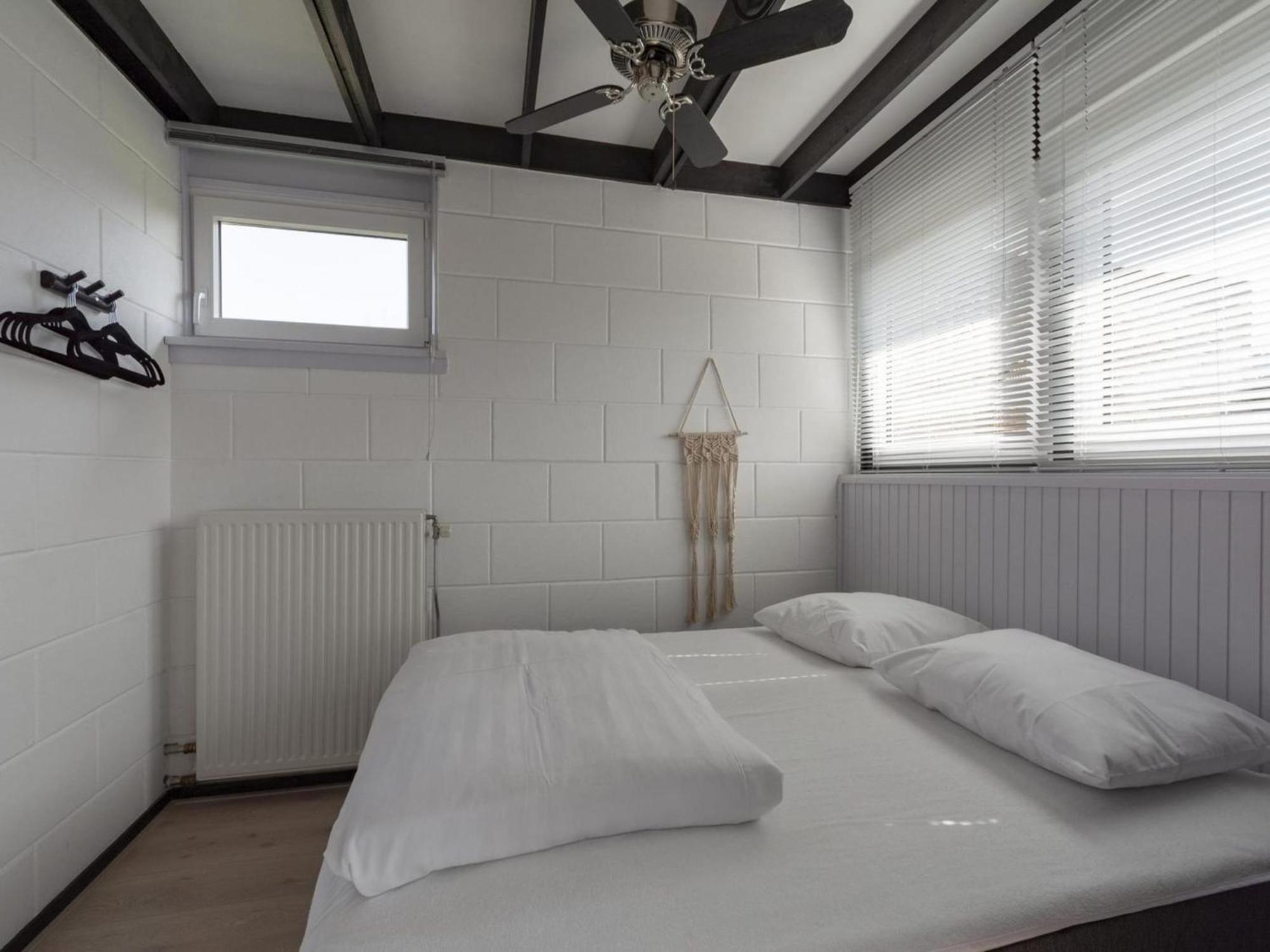 Attractive Bungalow With Modern Furnishings Sint Maartensvlotbrug Екстериор снимка