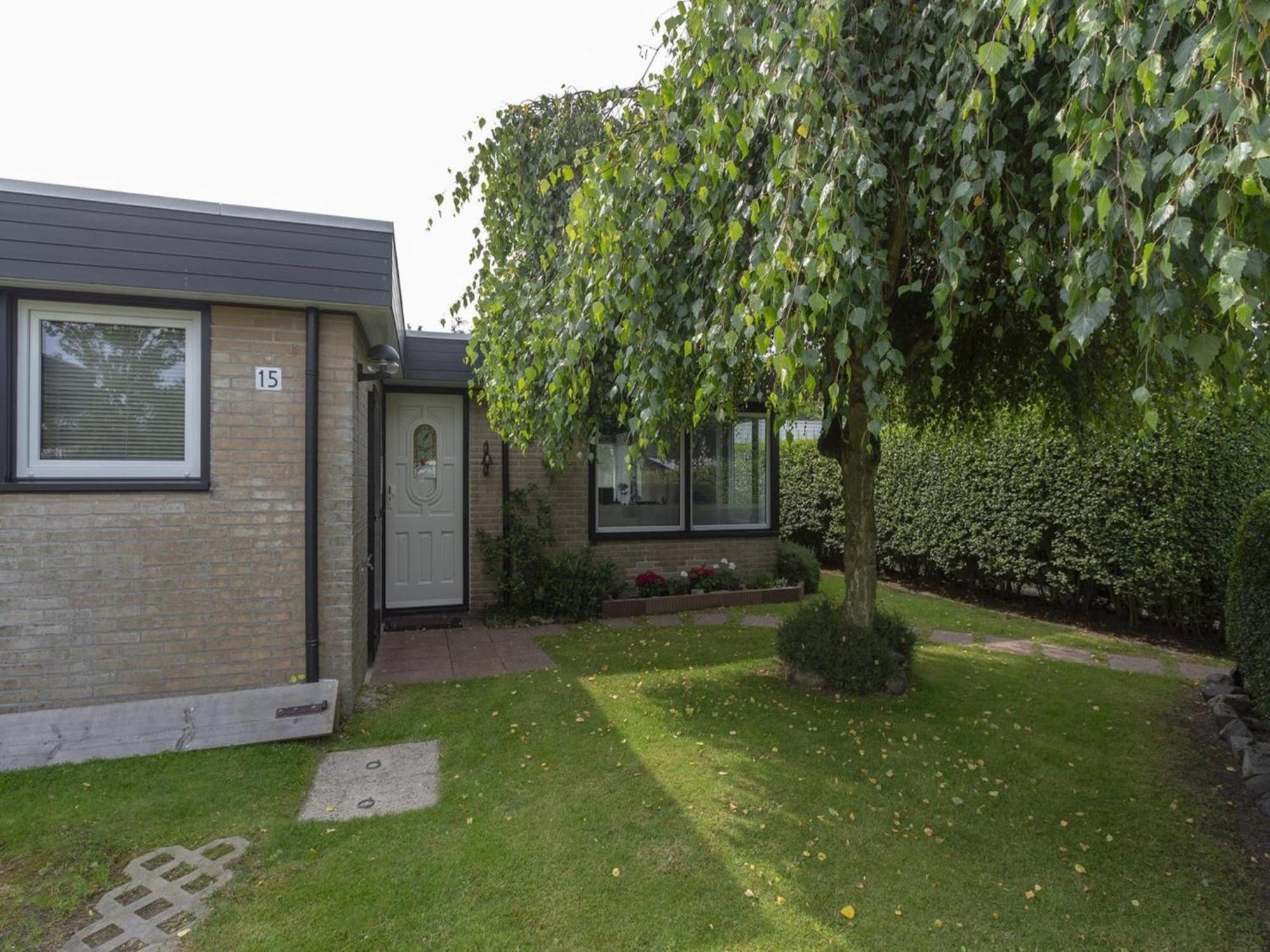 Attractive Bungalow With Modern Furnishings Sint Maartensvlotbrug Екстериор снимка