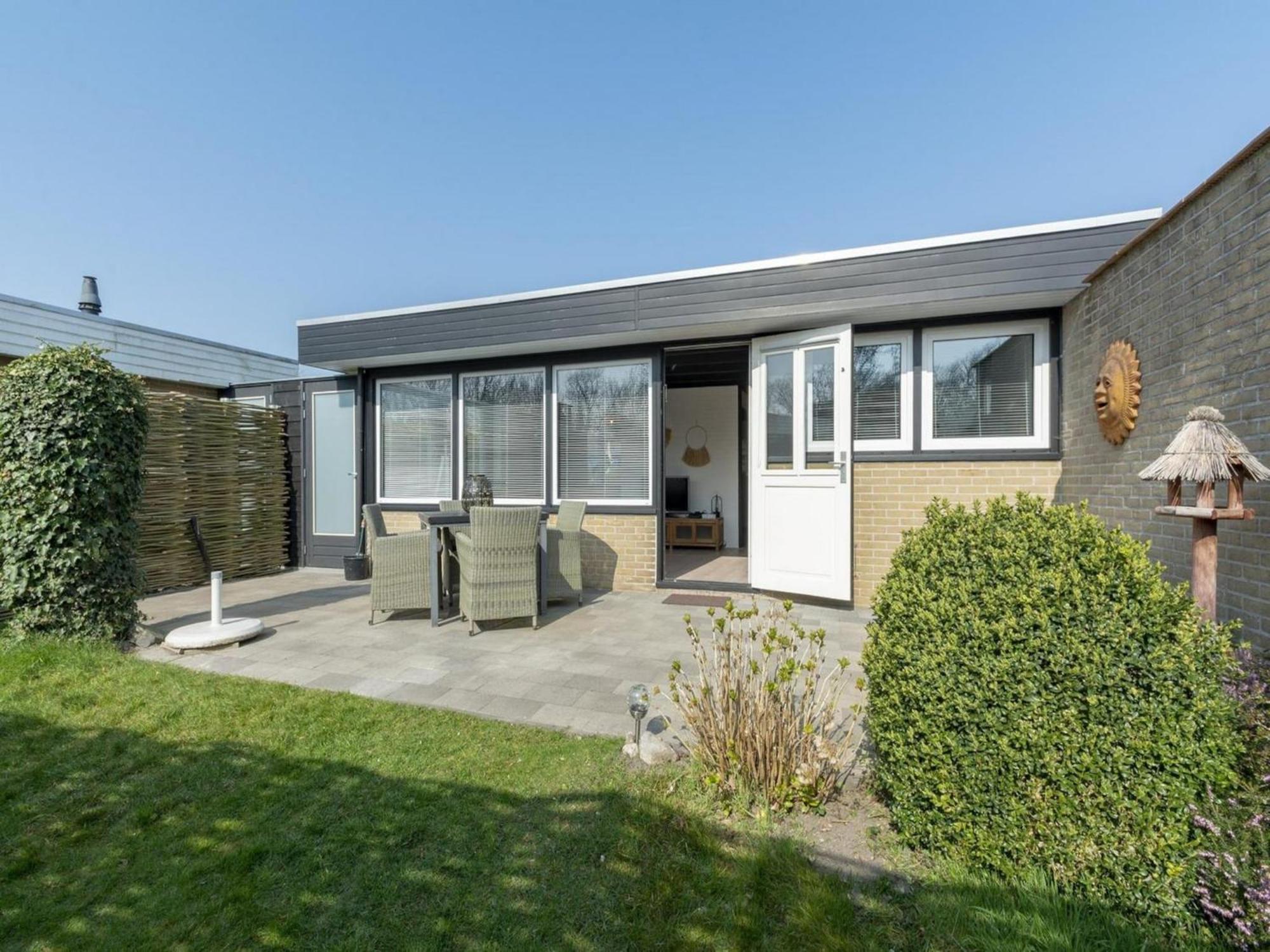 Attractive Bungalow With Modern Furnishings Sint Maartensvlotbrug Екстериор снимка
