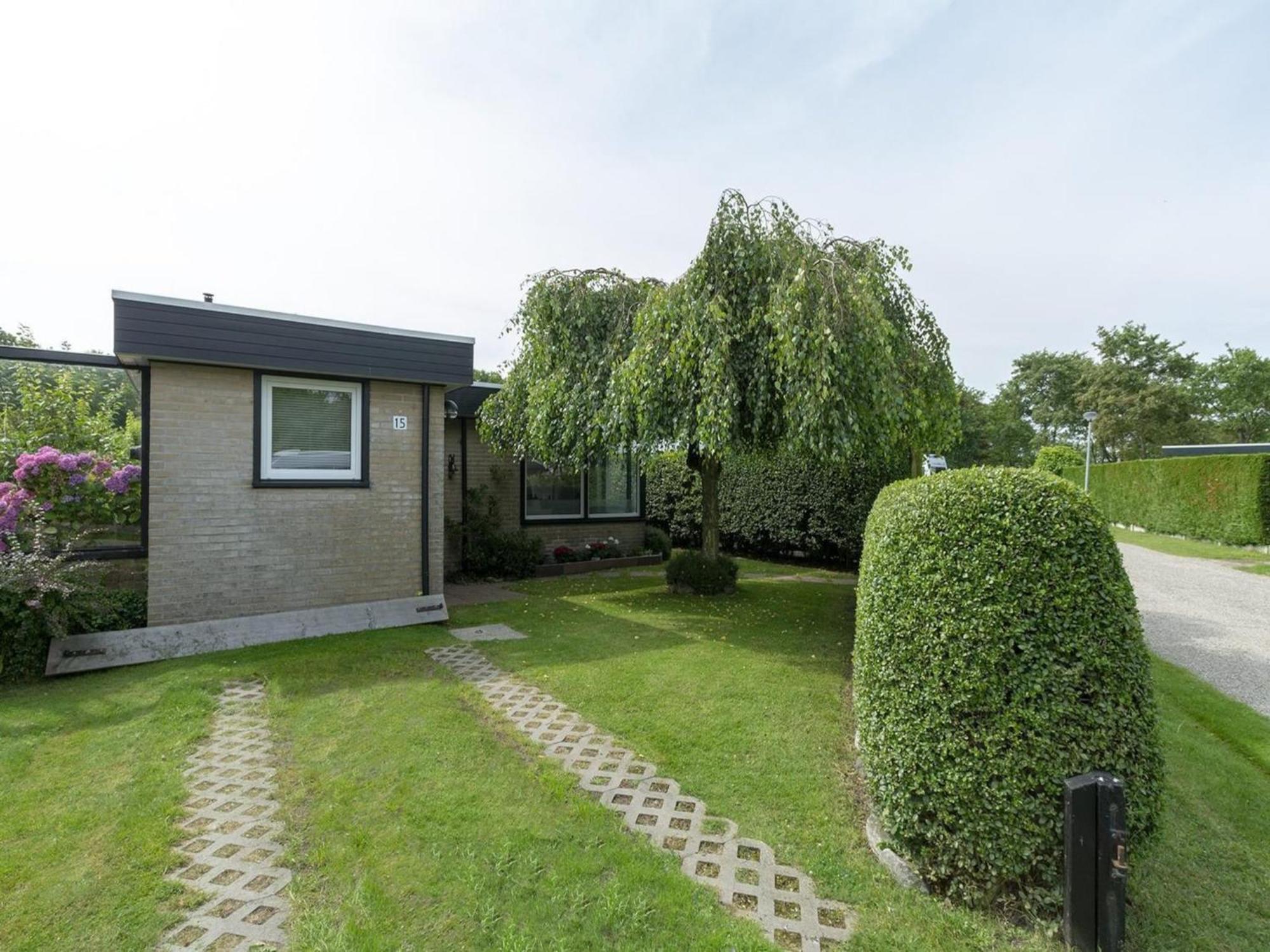 Attractive Bungalow With Modern Furnishings Sint Maartensvlotbrug Екстериор снимка