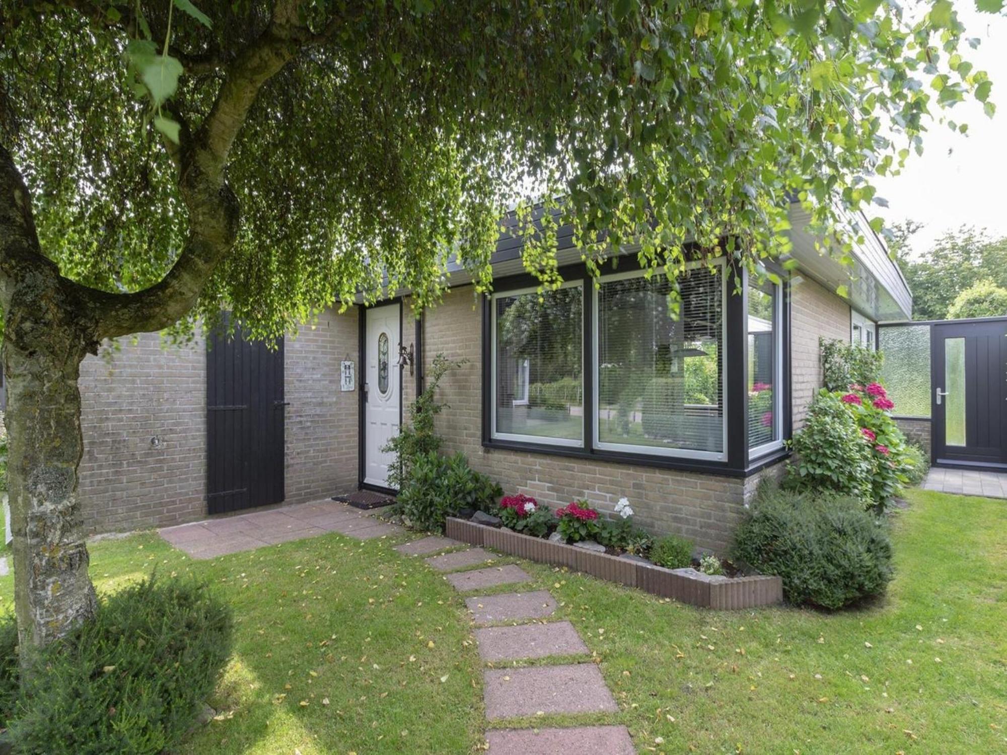 Attractive Bungalow With Modern Furnishings Sint Maartensvlotbrug Екстериор снимка